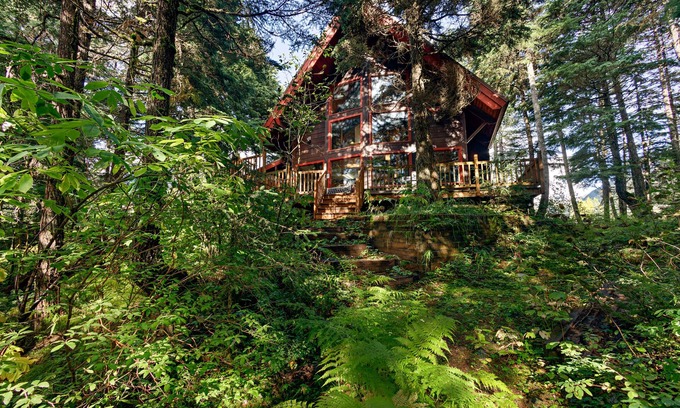 Alyeska Ski Chalet | Comfy chalet with private hot tub, 2 fireplaces - near trails & slopes, dogs OK