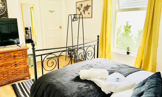 Southsea Apartment | "Comfy, clean, and quiet – a chic, stylish room with all-new comforts!"