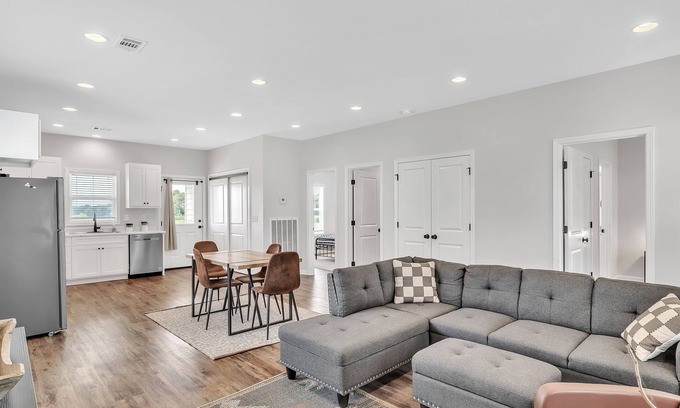 Columbus House | Comfy & Convenient 2BR Guest House in Columbus