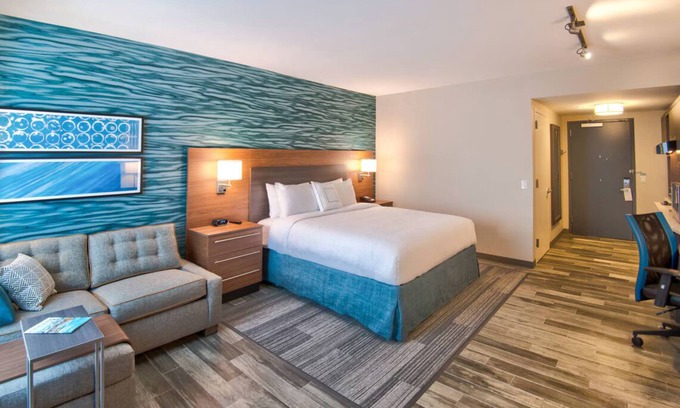 Flagami Hotel | Comfy & Convenient Stay near Miami Airport | 3 Units | Pool & Breakfast