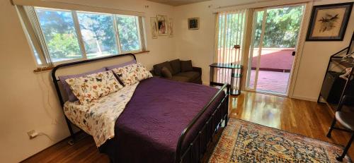 Kent Bed & Breakfast | Comfy, Cozy BnB Kent WA "Private Bathroom"