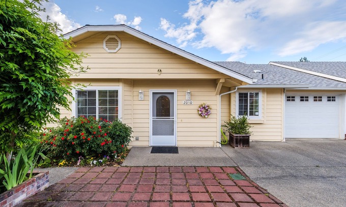 Redwood Cottage | COMFY-COZY, Quiet, EV car CHARGER, GARAGE, Recliner