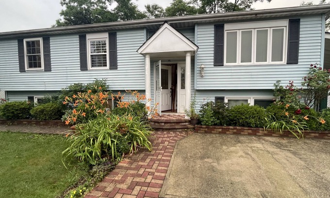 Farmingdale House | Comfy family-sized home near the heart of Farmingdale
