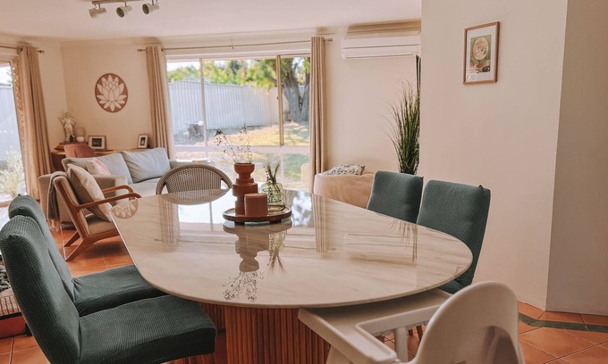 Halls Head House | Comfy, Peaceful & Cozy Home 400 Meters to the Beach & 5 min to Mandurah