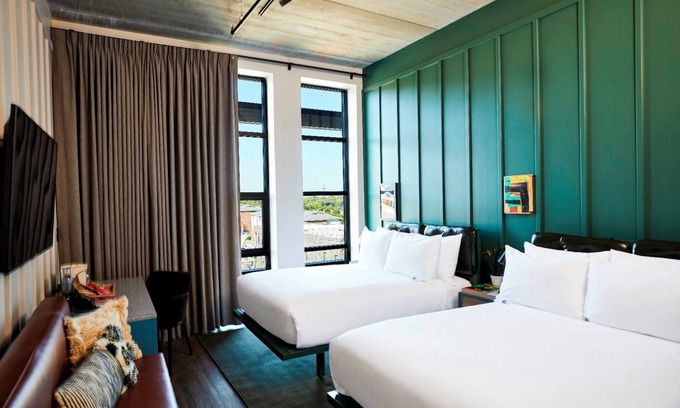 East Nashville House | Comfy Room w/Rooftop Bar and All-Day Cafe in Trendy East Nashville