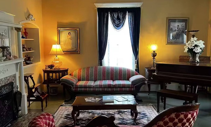 Bainbridge Bed & Breakfast | Commodore Bed & Breakfast/Library Room