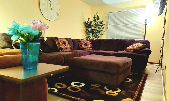 Columbia Apartment | Como's Finest- A Home Away From Home- Sleeps 10