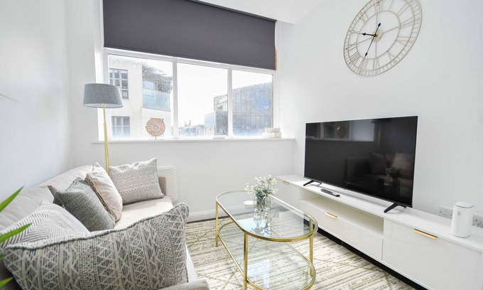 Eastleigh Apartment | Compact & Convenient Apartment in Bradford
