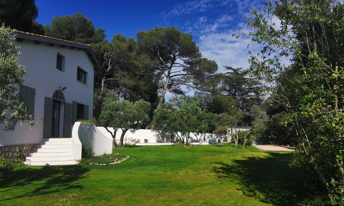 Ventabren House | Completely renovated family home surrounded by pine and olive trees.