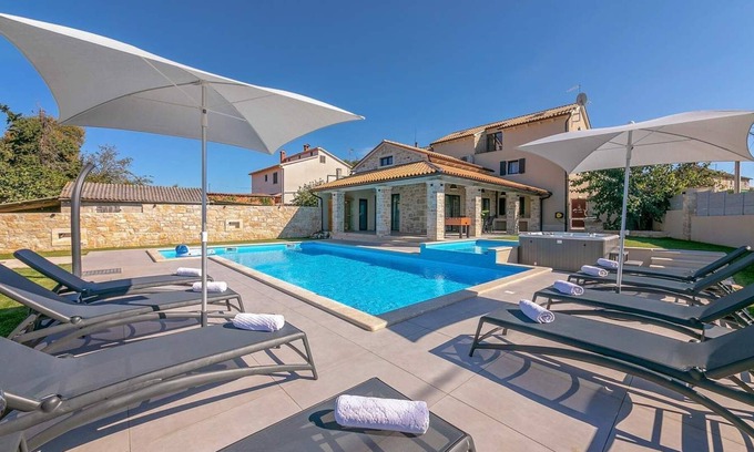 Filipini Villa | Completely renovated Villa M with pool on an enclosed property