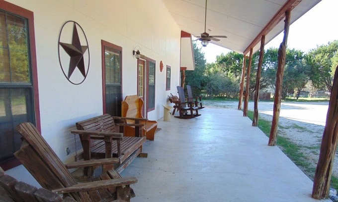 Sabinal Cabin | CONCAN! Float 2 Cabin, Walk 2 Frio River, Volleyball, Comanche River Access!
