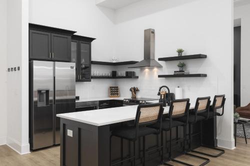 Cleveland Park Apartment | Condo 3 miles to Broadway, Walk to Restaurants and Coffee