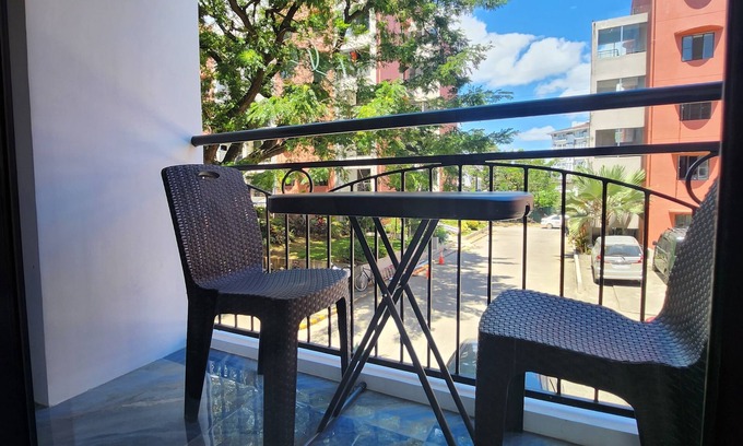 Mactan Export Processing Zone Apartment | Condo Azur Suites B207, 5mins Airport, Netflix, Stylish, Cozy, Swimming Pool