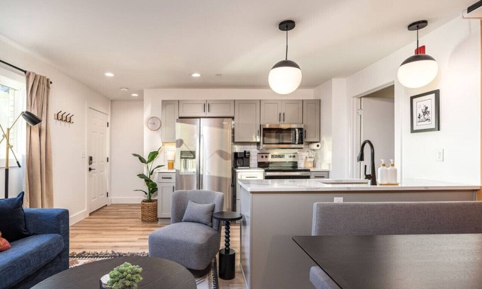 Hillsboro Village Apartment | Condo By Vanderbilt and Belmont, 3 miles to Downtown + Parking