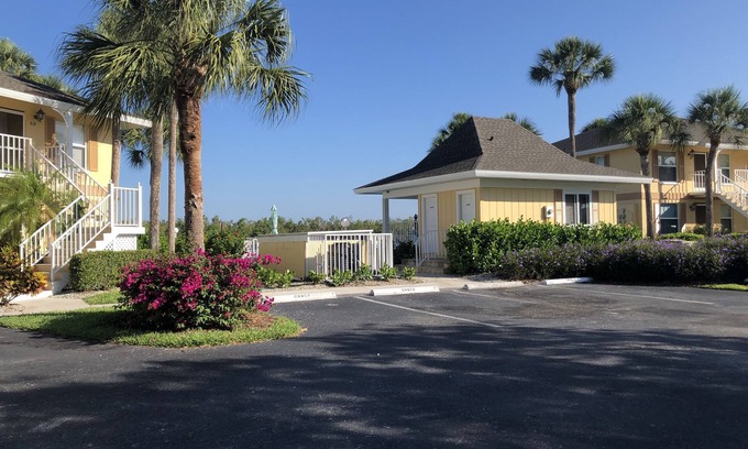 Hammock Bay Condo | Condo Near Marco Island On Gorgeous Lake ,Pool Steps Away.