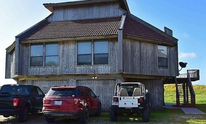 Matagorda Condo | Condo with amazing porch overlooking the beach