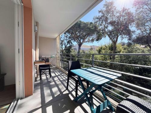 Cavalaire-sur-Mer Apartment | Confort et calme à Cavalaire : T2 climatisé avec Wi-Fi, balcon et double garage, proche centre-ville - FR-1-226B-186