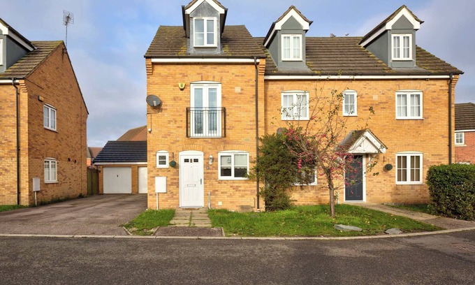 Peterborough House | Conservatory & Garden Retreat in Hampton Hargate