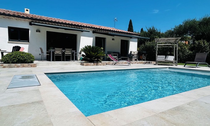 Chateauneuf-de-Gadagne Villa | Contemporary air-conditioned villa, 2 bedrooms, ground floor with swimming pool IN QUIET AREA