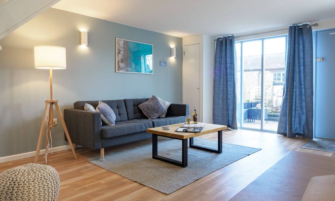 Falmouth Cottage | Contemporary 1 bed property, shared pool, nr Falmouth/Helford River