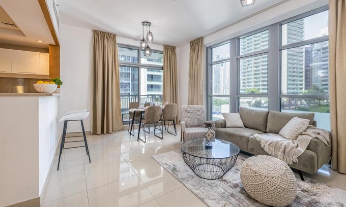 Downtown Dubai Apartment | Contemporary 1 BR + study Holiday Home in Downtown