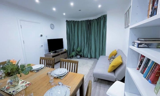 Greenwich West Apartment | Contemporary 2 BED Flat Heart OF Lewisham - 5 Mins From Station!