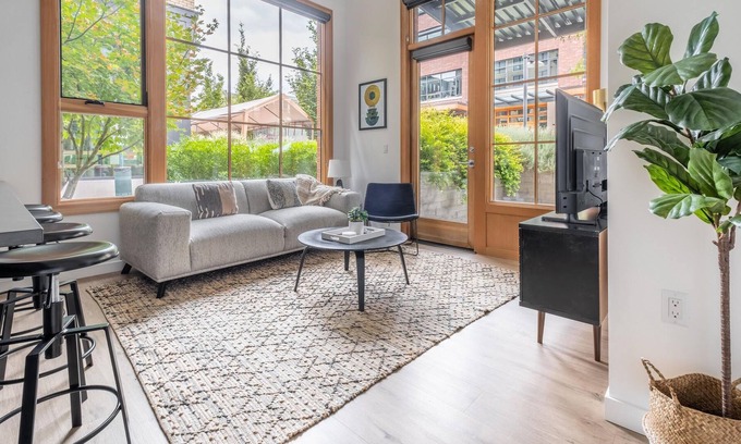 Uptown Apartment | Contemporary 2 BR Apartment in Portland + Parking