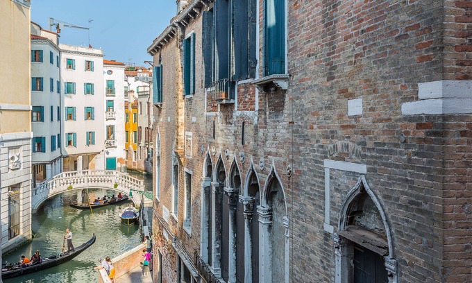 San Marco Apartment | Contemporary apartment with Canal View near San Marco