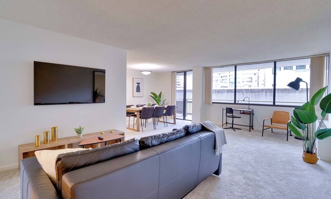Crystal City Apartment | Contemporary Apt – Walk to Shops & Metro!
