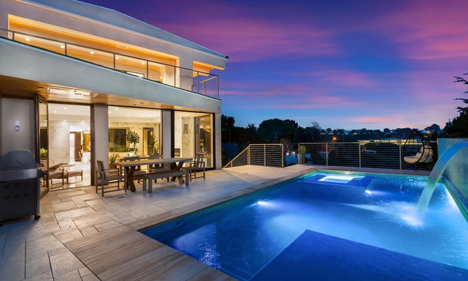Pacific Palisades House | Contemporary chic 7500 sq ft 6 bed/ 6 bath custom designed home with 4 full ocean view rooms