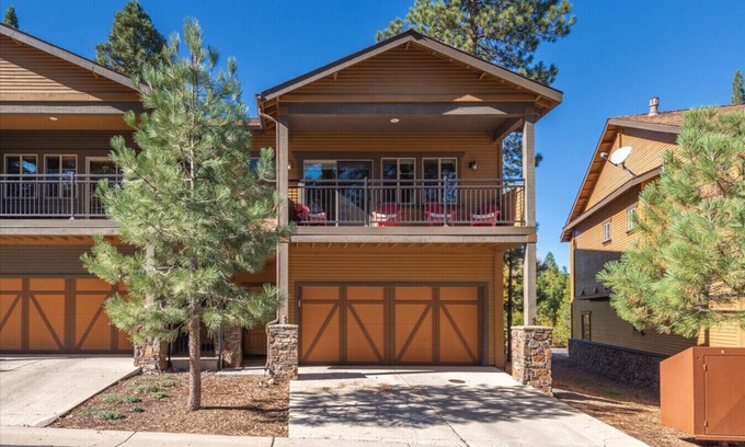 Truckee House | Contemporary clean Truckee townhome 3BDR/2.5BA