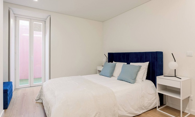 Linda-a-Velha Apartment | Contemporary Comfort in Lisbon