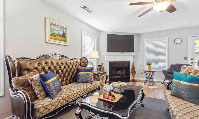 Duluth House | Contemporary Comfort:Steps from Dining & Groceries
