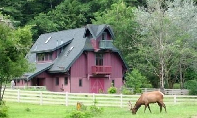 Orick Other | Contemporary farmhouse in Redwood National Park