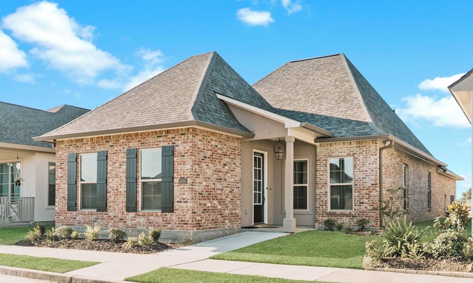 Lake Charles House | Contemporary| Fast Wifi| Comfortable