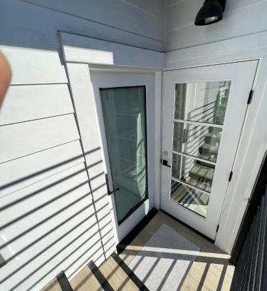 Ocean Park House | Contemporary Guest Studio with Roof-top Deck Walk to Santa Monica Beach