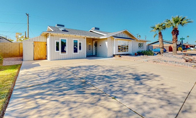 Scottsdale Estates Ten House | Contemporary guesthouse with pool, central AC, grill & patio