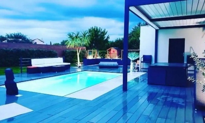 Vedene Villa | Contemporary holiday home with swimming pool
