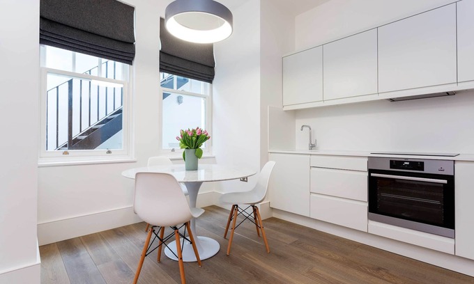 South Hampstead Apartment | Contemporary in Swiss Cottage, by Veeve