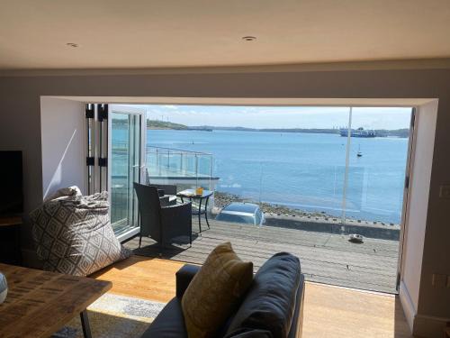 Milford Haven House | Contemporary living with amazing views. Pembrokeshire