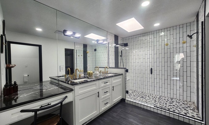 Northeast Heights House | Contemporary Monochrome Retreat With 4beds & POOL