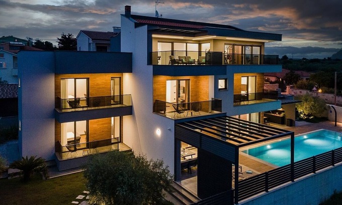 Fazana Villa | Contemporary Villa, A/C, Private Pool, Gym, Sea Views - Walking Distance to Fazana Centre & Beach!