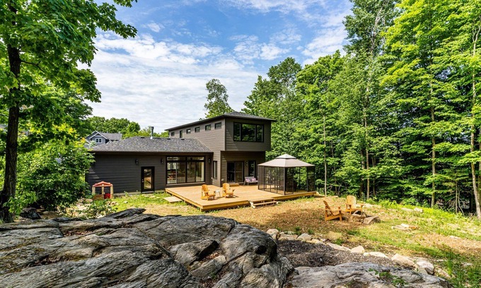 Huntsville House | Contemporary Villa Nordica, close to downtown/Beach/Free Provincial Park Pass