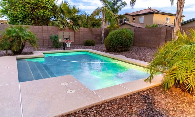 Avondale House | Contemporary yet Cozy Getaway. 3 bed, 2 bath, Pool