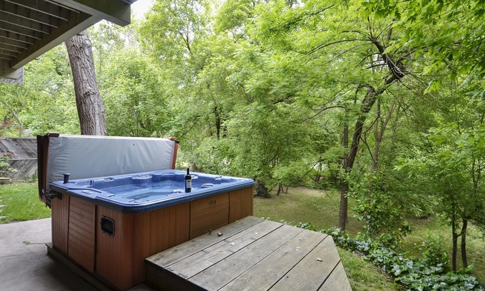 Guerneville House | Contente! Great for Groups and Families! Hot Tub, Game Room, Huge Yard and More!
