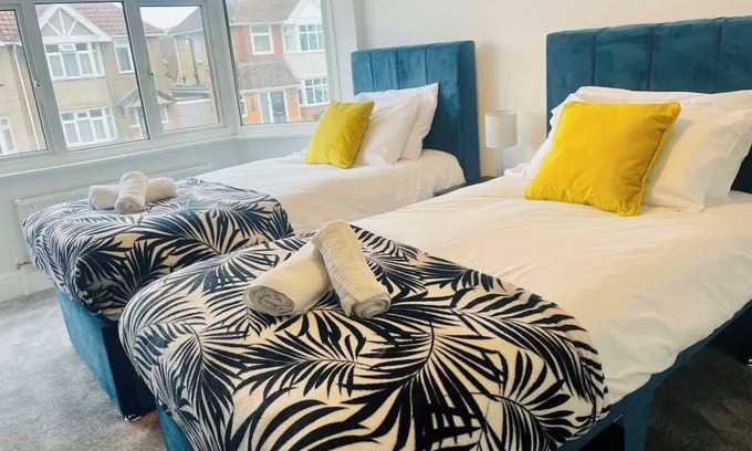 Dunstable House | Contractor Friendly | 2 Bath |Free Parking | Wifi