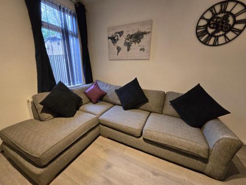 Coventry House | Contractors, City Centre, 4 Double Rooms, 3 Showers-Toilets, Sleeps 10, 4 TVs