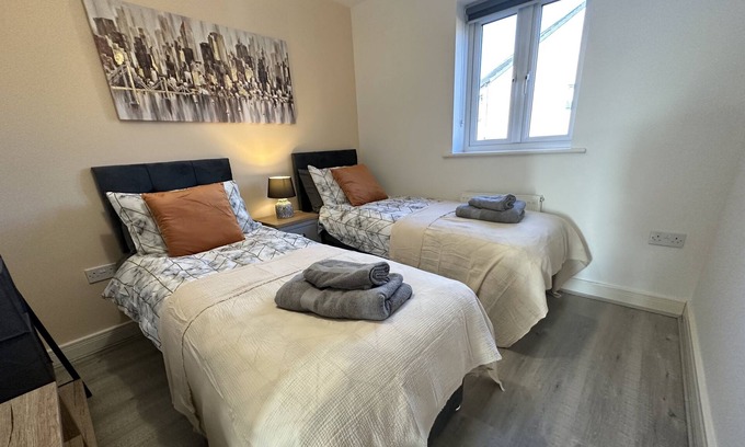 Bletchley House | Contractors | Relocators | Free Parking | MK