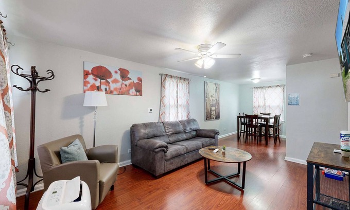 Dupont House | Convenient One bedroom with king bed near DIA