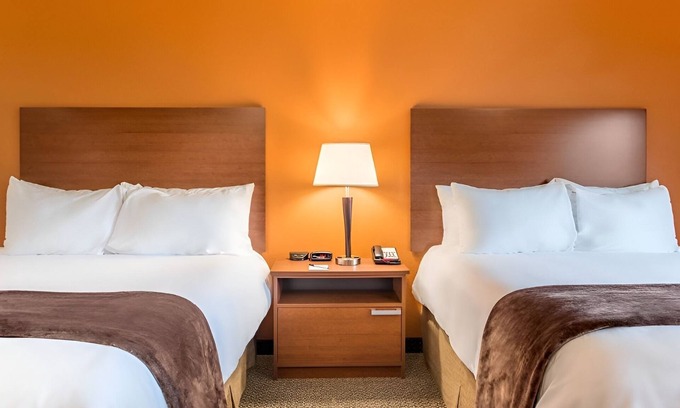 Council Bluffs Hotel | Convenient Room w/ Kitchen Minutes from Mid-America Center & Bob Kerrey Bridge